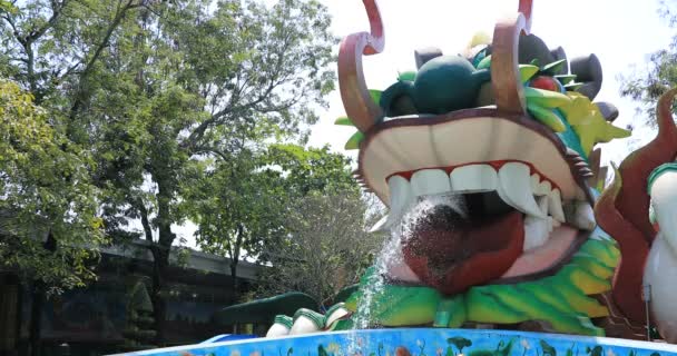 ホーチミン市のスオイ・ティエン公園にある大きな像龍 — ストック動画