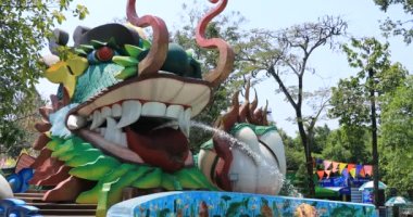 Ho Chi Minh Vietnam 'daki Suoi Tien parkında büyük bir ejderha heykeli.
