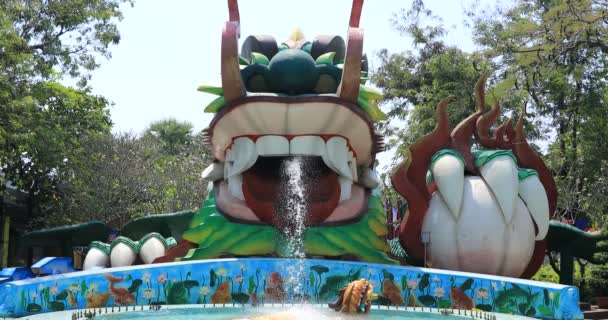 En stor staty drake vid Suoi Tien park i Ho Chi Minh Vietnam — Stockvideo