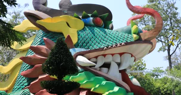 En stor staty drake vid Suoi Tien park i Ho Chi Minh Vietnam — Stockvideo