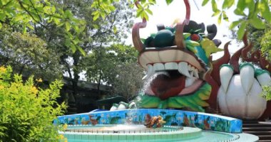 Ho Chi Minh Vietnam 'daki Suoi Tien parkında büyük bir ejderha heykeli.