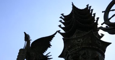 Ho Chi Minh 'deki Suoi Tien parkında büyük bir heykel koruyucu köpek.