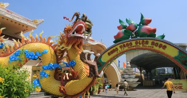 在越南胡志明市孝天公园，一只巨大的雕像龙被射中 — 图库视频影像