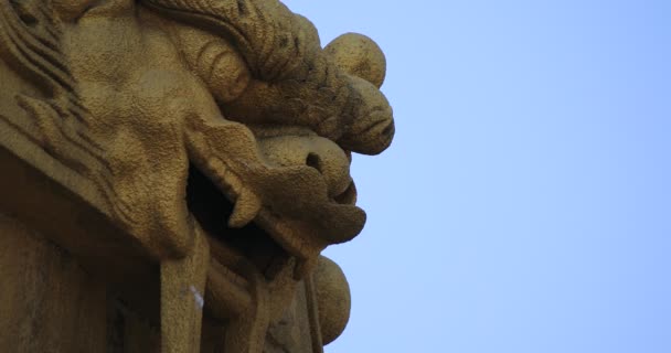 Ein großer Statue Guardian Hund im Suoi Tien Park in Ho Chi Minh Nahaufnahme — Stockvideo