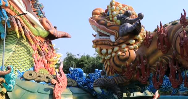 Ein großer Statue Guardian Hund im Suoi Tien Park in Ho Chi Minh Handheld — Stockvideo