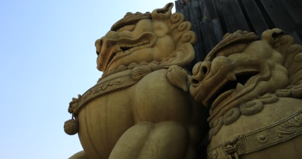 Un perro guardián de la estatua grande en el parque Suoi Tien en Ho Chi Minh ángulo bajo — Vídeos de Stock