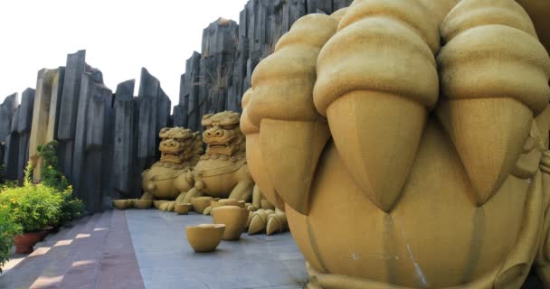 Ein großer Statue Guardian Hund im Suoi Tien Park in Ho Chi Minh Weitschuss — Stockvideo