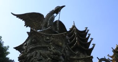 Ho Chi Minh Vietnam 'daki Suoi Tien Parkı' nda büyük bir heykel.