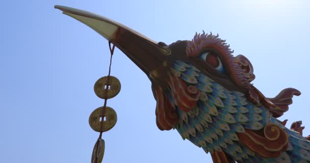 En stor staty Phoenix vid Suoi Tien park i Ho Chi Minh Vietnam låg vinkel — Stockvideo