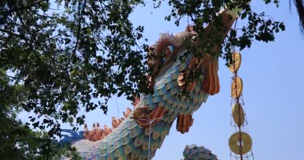 Egy nagy szobor Phoenix Suoi Tien park Ho Chi Minh Vietnam dönthető — Stock videók