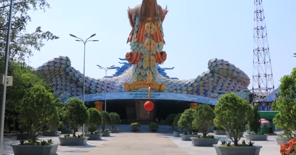 Ένα μεγάλο άγαλμα Phoenix στο πάρκο Suoi Tien στο Ho Chi Minh Βιετνάμ ευρύ πλάνο — Αρχείο Βίντεο