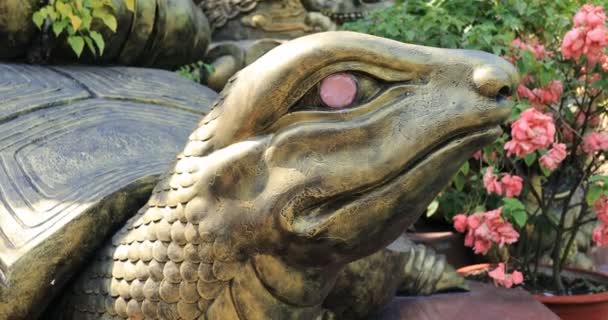 Статуя черепахи в парке Суой Тянь в Хо Ши Мин Вьетнам портативных — стоковое видео