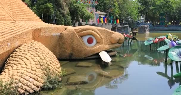 En staty sköldpadda på Suoi Tien park i Ho Chi Minh Vietnam handhållen — Stockvideo