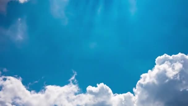 Un timelapse de la nube en el cielo azul de ancho tiro — Vídeo de stock