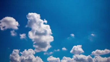 Mavi gökyüzündeki bulutun zaman çizelgesi.