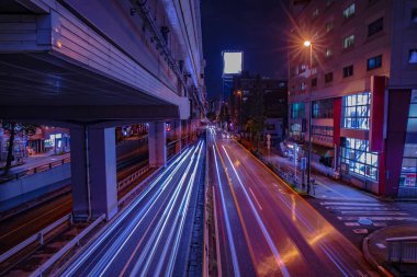 Tokyo 'da bir gece sokağı geniş çekim