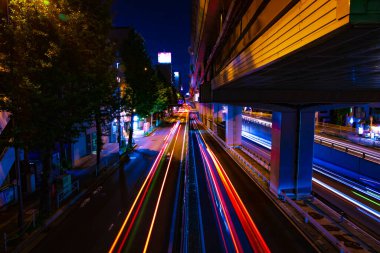 Tokyo 'da bir gece sokağı geniş çekim