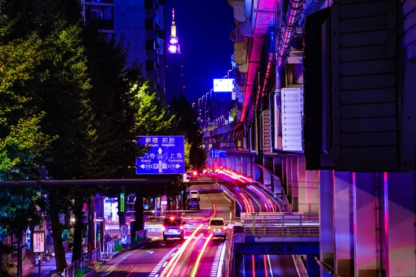 En natt stad gata i Tokyo långsökt — Stockfoto