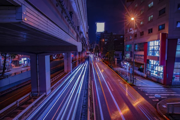 Uma rua de cidade noturna em Tóquio tiro largo — Fotografia de Stock