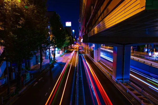 Uma rua de cidade noturna em Tóquio tiro largo — Fotografia de Stock