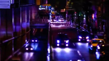 Tokyo 'daki minyatür şehir sokağının gece vardiyası.