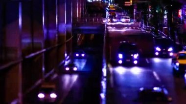 Tokyo 'daki minyatür şehir sokağının gece vardiyası.