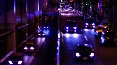 Tokyo 'daki minyatür şehir sokağının gece dönüşümü.