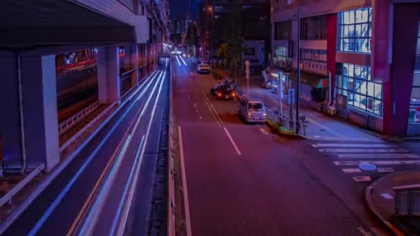 En natt timelapse av stadens gata i Tokyo bred skott panorering — Stockvideo