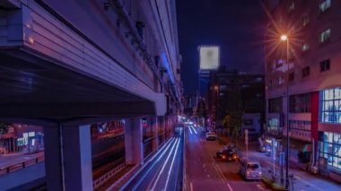 Tokyo 'daki şehir caddesinin gece çekimleri.