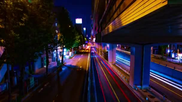 Tokyo 'daki şehir caddesinin gece vakti geniş açılı görüntüsü. — Stok video