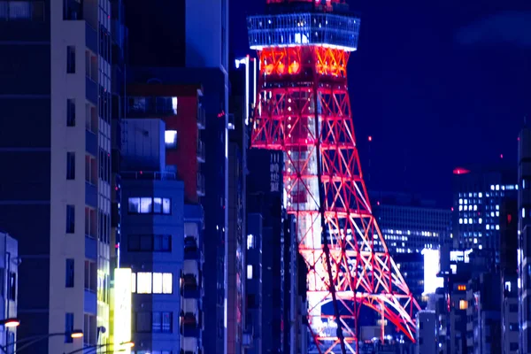 En natt urban stad gata nära Tokyo Tower i Tokyo långskott — Stockfoto