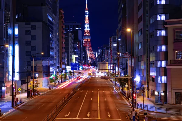 Una calle urbana nocturna cerca de la torre de Tokio en Tokio —  Fotos de Stock