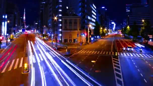 Ночной хронометраж городской улицы возле Токийской башни в Токио — стоковое видео