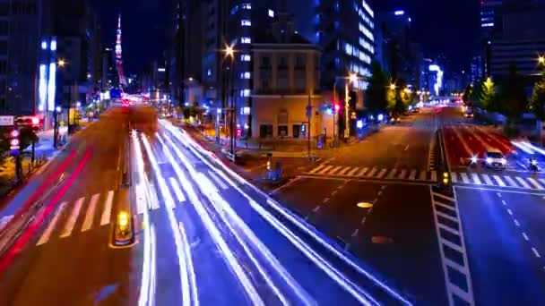 Un timelapse nocturno de la calle urbana de la ciudad cerca de la torre de Tokio en Tokyo tilt — Vídeos de Stock