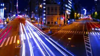 Tokyo Kulesi yakınlarındaki şehir caddesinin Tokyo yakınlarındaki bir gece zamanlaması.