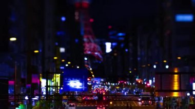 Tokyo Kulesi yakınlarındaki minyatür şehir caddesinin gece zaman çizelgesi.