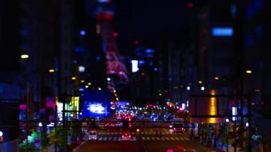 Tokyo Kulesi yakınlarındaki minyatür kentsel caddenin Tokyo 'daki gece dönüşü.