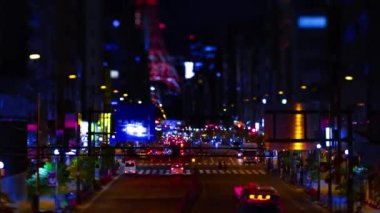 Tokyo Kulesi yakınlarındaki minyatür kentsel caddenin Tokyo 'daki gece dönüşü.