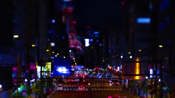 Un timelapse nocturno de la calle urbana en miniatura cerca de la torre de Tokio en Tokio basculante — Vídeo de stock