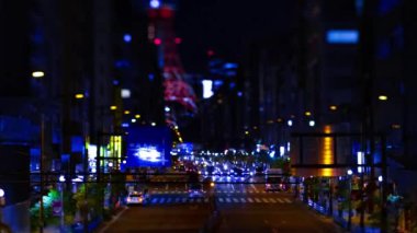 Tokyo Kulesi yakınlarındaki minyatür şehir caddesinin gece zamanı.