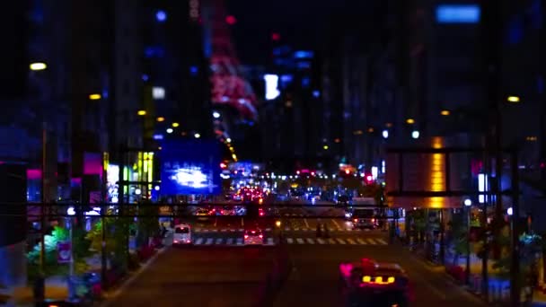 Een avond timelapse van de miniature stedelijke stad straat nabij Tokio toren in Tokio zoom — Stockvideo