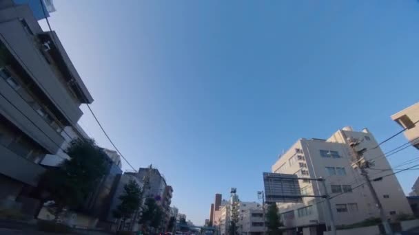 東京・金八通りの下町を低角度で移動する街並み — ストック動画