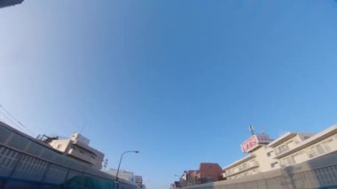 Tokyo 'daki Kanpachi Bulvarı' nda alçak açılı hareketli bir şehir manzarası.