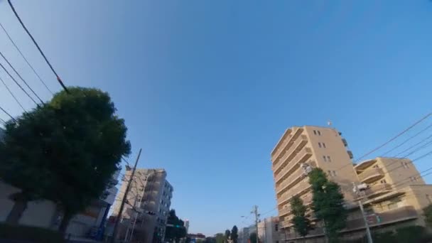Un paesaggio urbano in movimento al centro di Kanpachi Avenue a Tokyo da un angolo basso — Video Stock