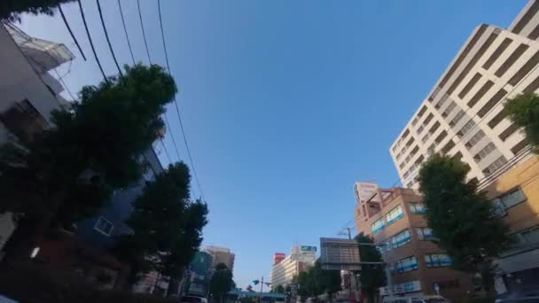 東京・金八通りの下町を低角度で移動する街並み — ストック動画