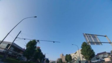 Tokyo 'daki Kanpachi Bulvarı' nda alçak açılı hareketli bir şehir manzarası.