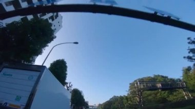 Tokyo 'daki Kanpachi Bulvarı' nda alçak açılı hareketli bir şehir manzarası.