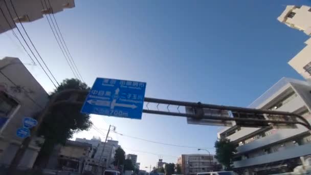 En rörande stadsbild i centrum på Kanpachi avenyn i Tokyo med låg vinkel — Stockvideo