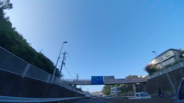 Kanagawa 'da şehir merkezinde hareketli bir şehir manzarası.