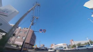 Kanagawa 'da şehir merkezinde hareketli bir şehir manzarası.